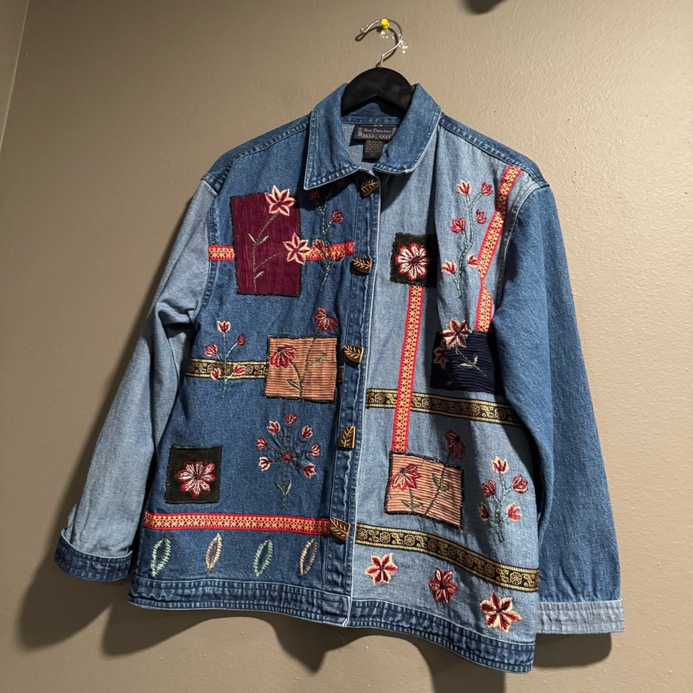 New Directions Artistic Blue and Red Jean Jacket
Size Small